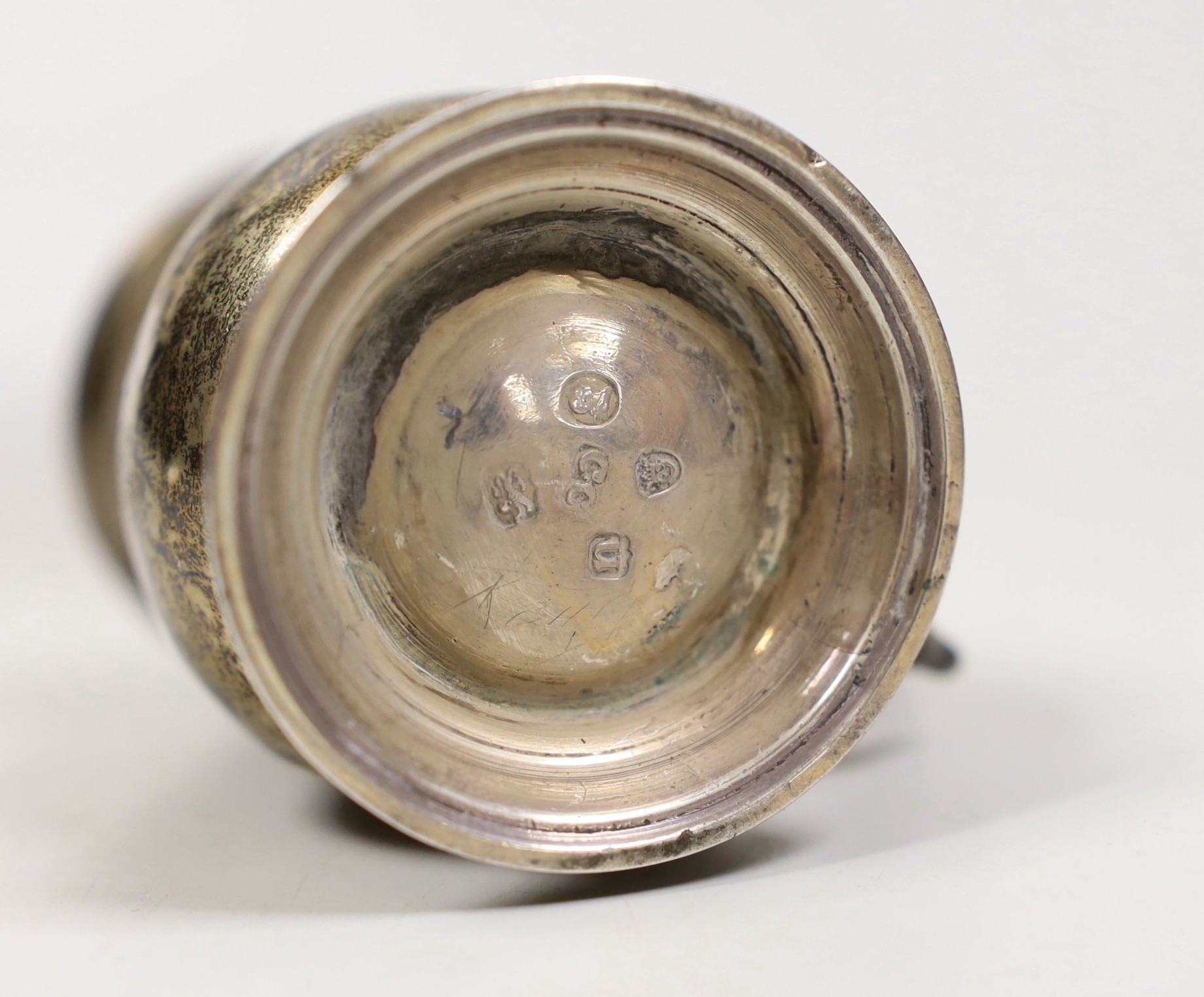 An Edwardian planished silver tazza, with engraved inscription, Robert Woodhouse, London, 1905, diameter 14cm, a small George III silver mug (a.f.), London, 1795, a pair of George V silver pedestal salts and a silver ves